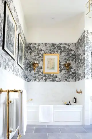 Čiernobiela kúpeľňa CP Hart s tapetou Zoffany