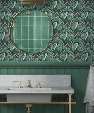 Bagno con parete piastrellata lucida blu e verde, grande vasca bianca, sgabello verde brillante, vaso con fiori, grande sospensione dalla struttura naturale, pavimento in piastrelle di terrazzo bianco e grigio