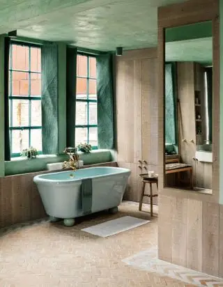 Un esempio di idee per le pareti del bagno che mostra un bagno con pareti intonacate a calce e soffitto verde