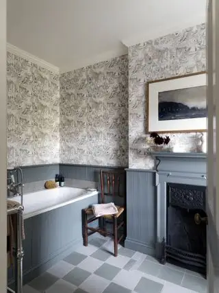 traditionelt badeværelse fra K&H Design med blå paneler og tapet