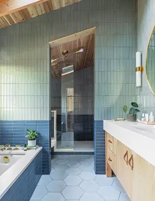 badeværelse med feltfliser i Blue Galena og New Lagoon fra Ann Sacks' MADE-kollektion hos West One Bathroom