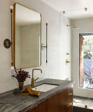 salle de bain du milieu du siècle avec grand miroir au-dessus du lavabo