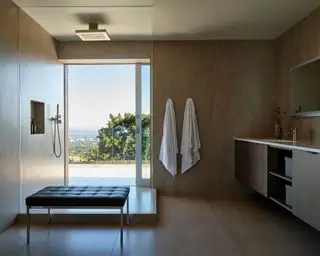 salle de bain du milieu du siècle avec grande baie vitrée