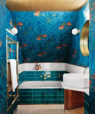 Salle de bains du milieu du siècle avec carrelage à motifs bleus et baignoire
