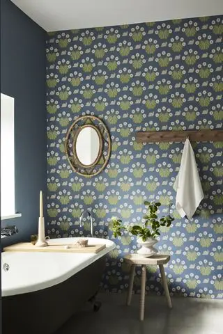 Baño familiar con papel pintado estampado.