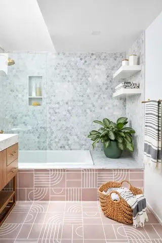baño rosa y gris, azulejos rosados ​​gráficos, azulejos hexagonales grises, tocador independiente, estanterías abiertas, cesta