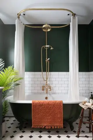 Baño familiar con paredes de color verde oscuro.