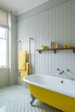 Baño familiar con paredes azules.