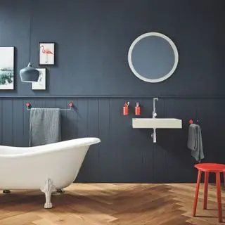 Cuarto de baño familiar con paredes verdes y bañera con patas blancas