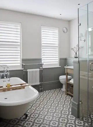 Baño familiar con paneles.