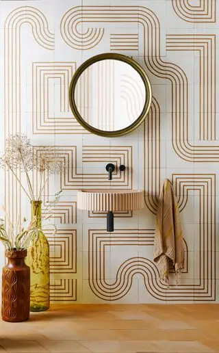Baño con azulejos de diseño retro, lavabo pequeño montado en la pared, baldosas de terracota, dos jarrones