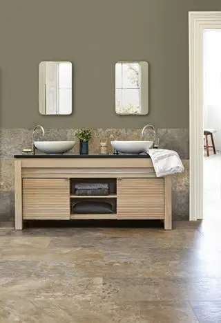 baño con piso de gres antideslizante, tocador de doble lavabo con almacenaje, dos espejos