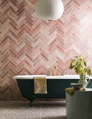 baño rosa y verde con azulejos en forma de espiga rosa, baño verde, baldosas de terrazo