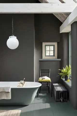 baño verde y seta con piso verde, bañera verde, carpintería verde, lámpara colgante blanca
