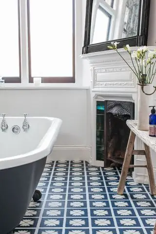 cuarto de baño clásico con encimera enrollable, baldosas con motivos azules