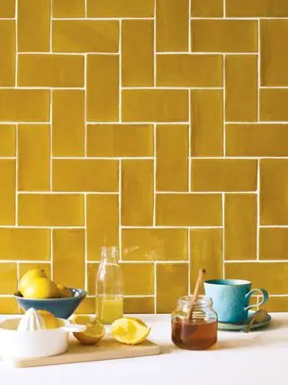 Dosseret en carrelage jaune et comptoir blanc