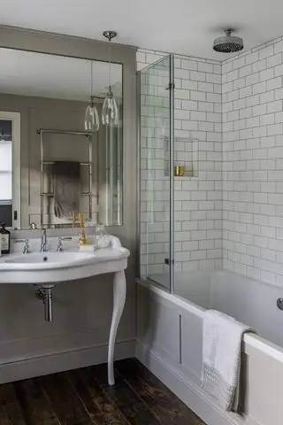 bad med tradisjonell design og dusjdør i glass