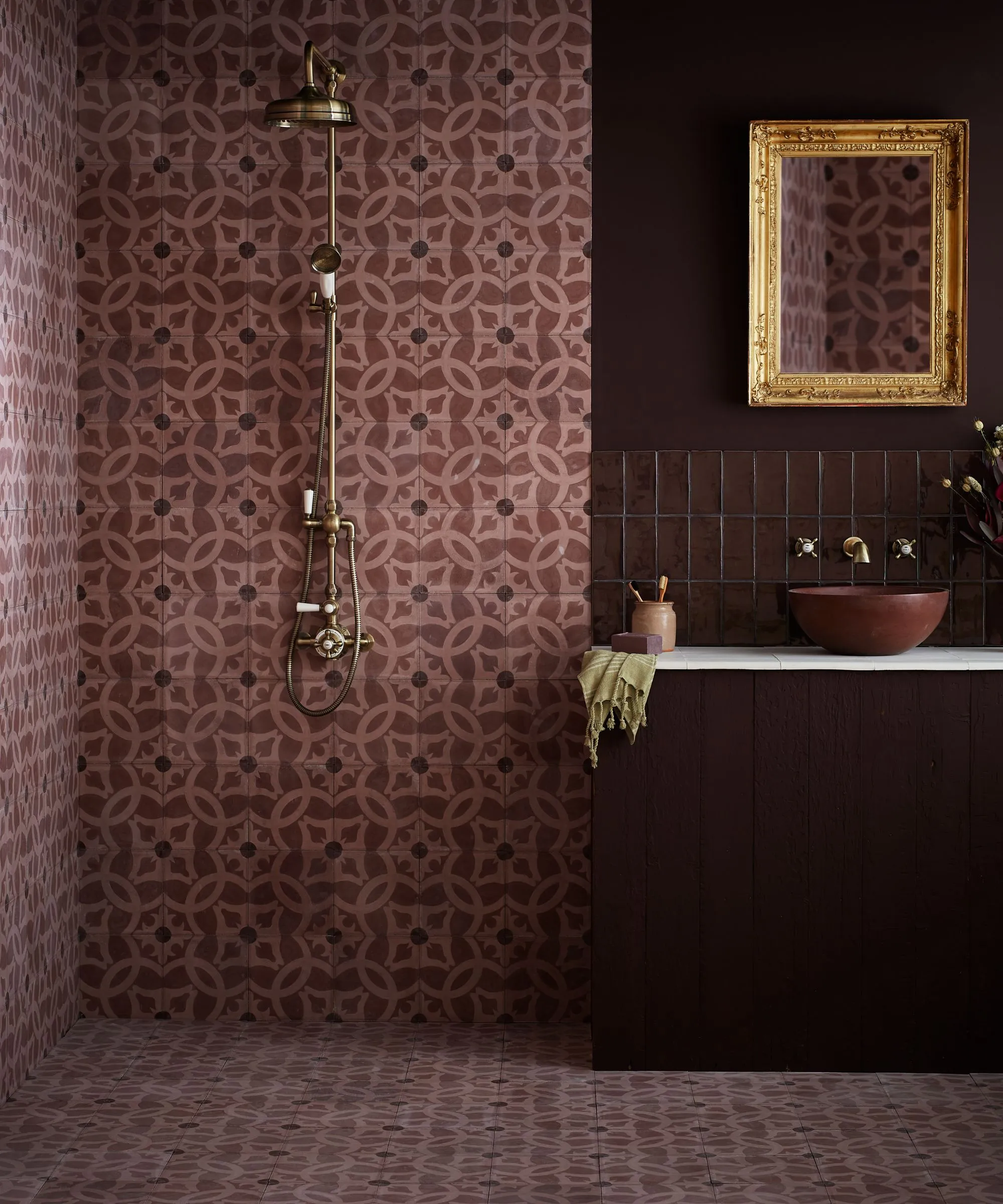 Ein Badezimmer mit dunkelroten Fliesen' loading='lazy' title=