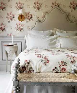 Um exemplo de ideias de cabeceira com papel de parede floral que combina com a roupa de cama de uma cama grande