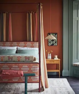 quarto colorido e aconchegante com cama com dossel