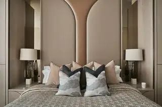 Quarto com cama fechada com cabeceira e travesseiros