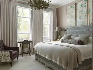 Afslappende soveværelsesidéer interiør fra K & H Design med pink silke vægbeklædning