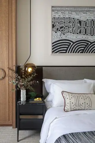 arte tribal sobre la cama en el dormitorio de Kitesgrove