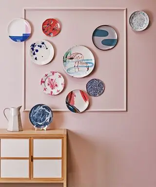Decoración de pared con platos colgados de forma aleatoria.