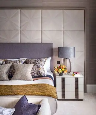 Decoración encima de la cama con paneles de pared detrás del cabecero