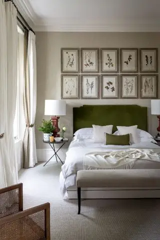 Impresiones de arte botánico sobre la cama en el dormitorio de Kitesgrove.
