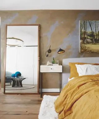 Parete strutturata. Specchio a figura intera, biancheria da letto in oro giallo