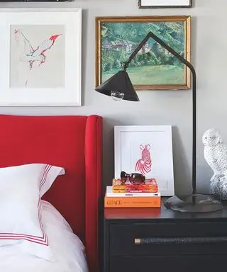 camera da letto con letto matrimoniale e comodino con lampada