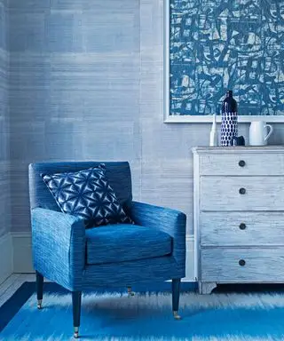 Chambre bleue et blanche avec fauteuil et commode