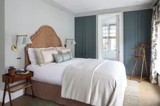 chambre moderne de Kitesgrove avec appliques murales en rotin