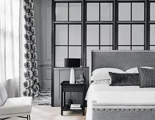 chambre à coucher avec intérieur noir, blanc et gris et cloison en verre