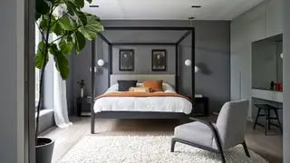 lit à baldaquin dans une chambre gris foncé