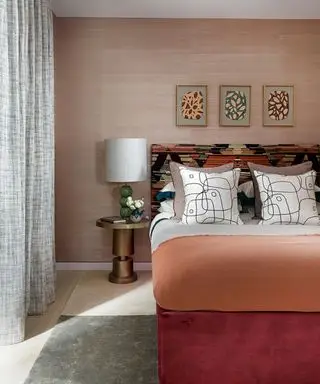 Chambre rose avec mur texturé rose et literie corail