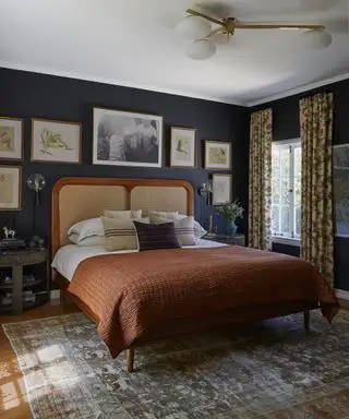 Eine Idee für einen Schlafzimmervorhang mit langen Vorhängen an einem kurzen Fenster, dunkelblauen Wänden und einer weißen Decke