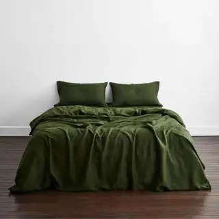 Literie de couleur foncée stylisée sur le lit