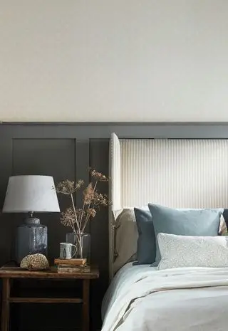 quarto com painel cinza e papel de parede em estilo chalé