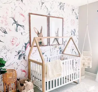 淡いパステル ブルー、パステル グリーンのカーテン、白い家具、ツインベッドを備えた子供部屋のアイデア。