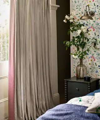 Ideer til behandling av soveromsvinduer – 10 design som hever soveromsvinduene dine