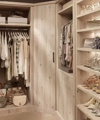 Klesoppbevaringsideer med walk-in-garderobe