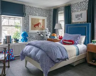 Soveværelsestæppeideer med gråt tartan tæppe på gulvet i et drengeværelse