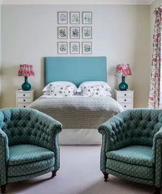 Luxuriöse Schlafzimmerideen in neutralem Design mit grünen Sesseln und blauem Kopfteil.