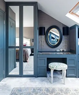 blaues Schlafzimmer mit Kleiderschränken und Schreibtisch