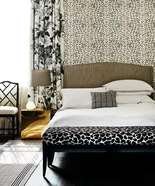 Luxuriöse Schlafzimmerideen, illustriert mit gemusterten Tapeten und Heimtextilien in Schwarz und Gold.