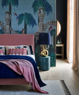 Luxuriöses Schlafzimmer mit Wandgemälde