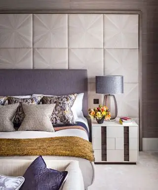 Luxuriöses Schlafzimmer mit Wandverkleidung
