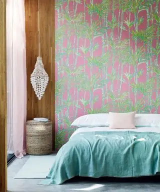 papier peint vibrant de feuilles botaniques de palmier dans la chambre